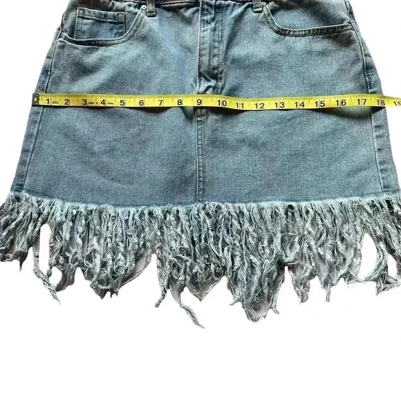 FOREVER 21 FRINGE DENIM MINI SKIRT•SIZE 26 US (S)•VERY CUTE LIGHT WASH DENIM• - Picture 5 of 7